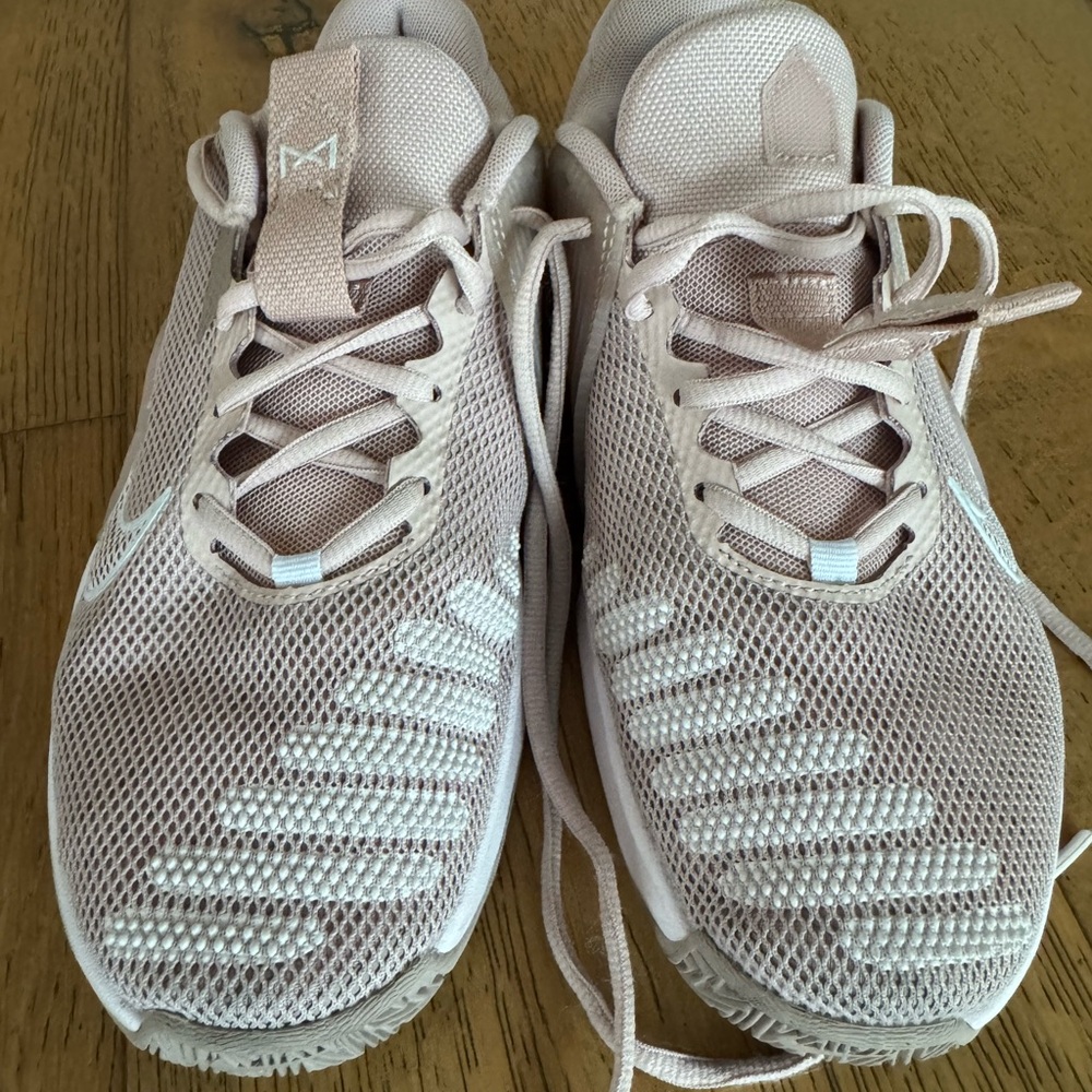 Nike women metcon sneaker